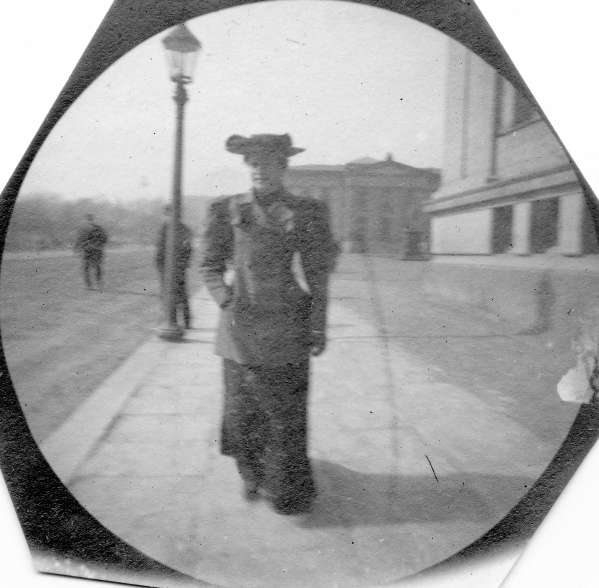 Fredrik Carl Mülertz Størmer, Frk. Helma Meier spaserer langs Karl Johans gate, Oslo, ved Universitetet.