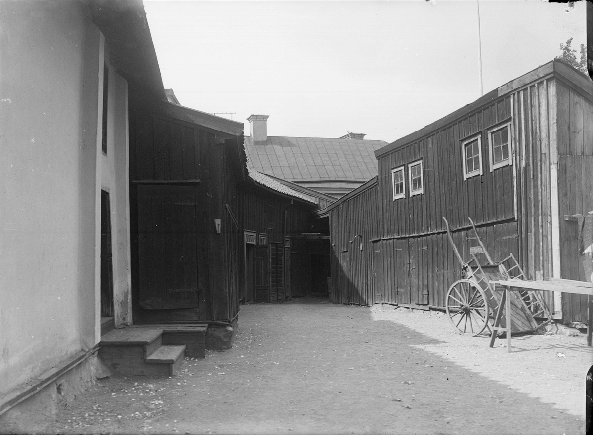 Alfred Dahlgren, Gårdsinteriör, Klostergatan 4, kvarteret Klostret, Dragarbrunn, Uppsala 1908