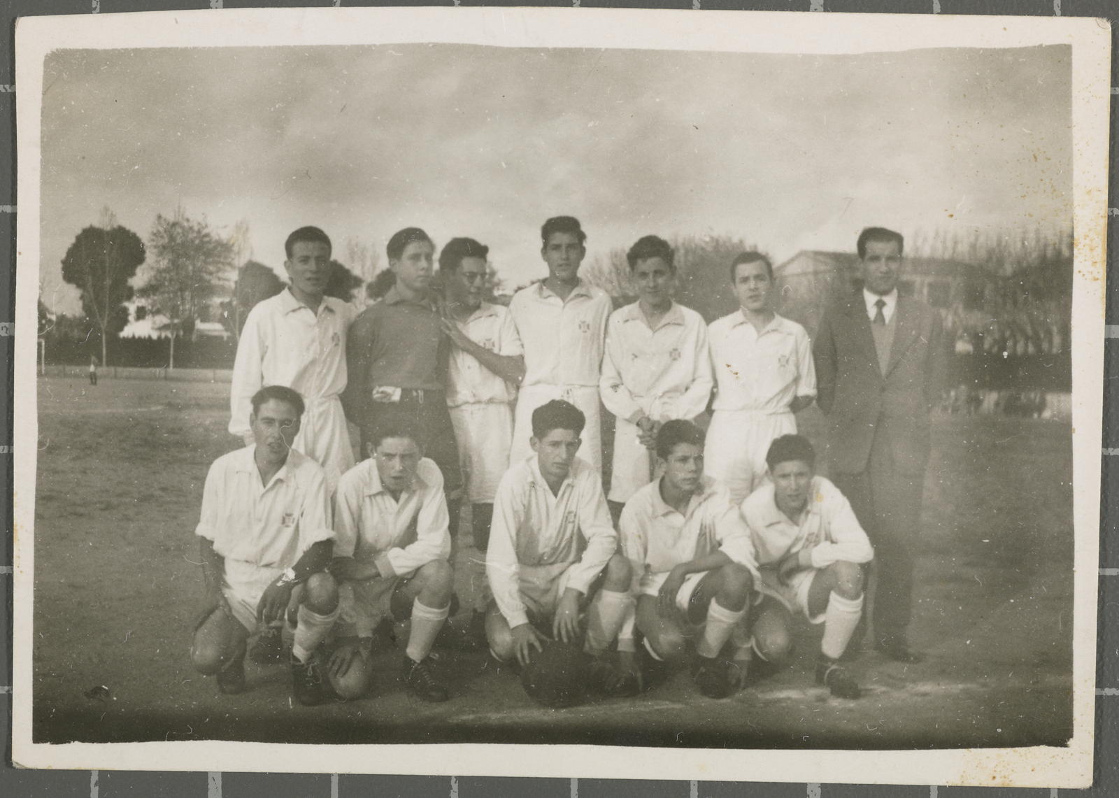 Desconegut, [Retrat de l'equip de futbol de la Organización Juvenil Española]