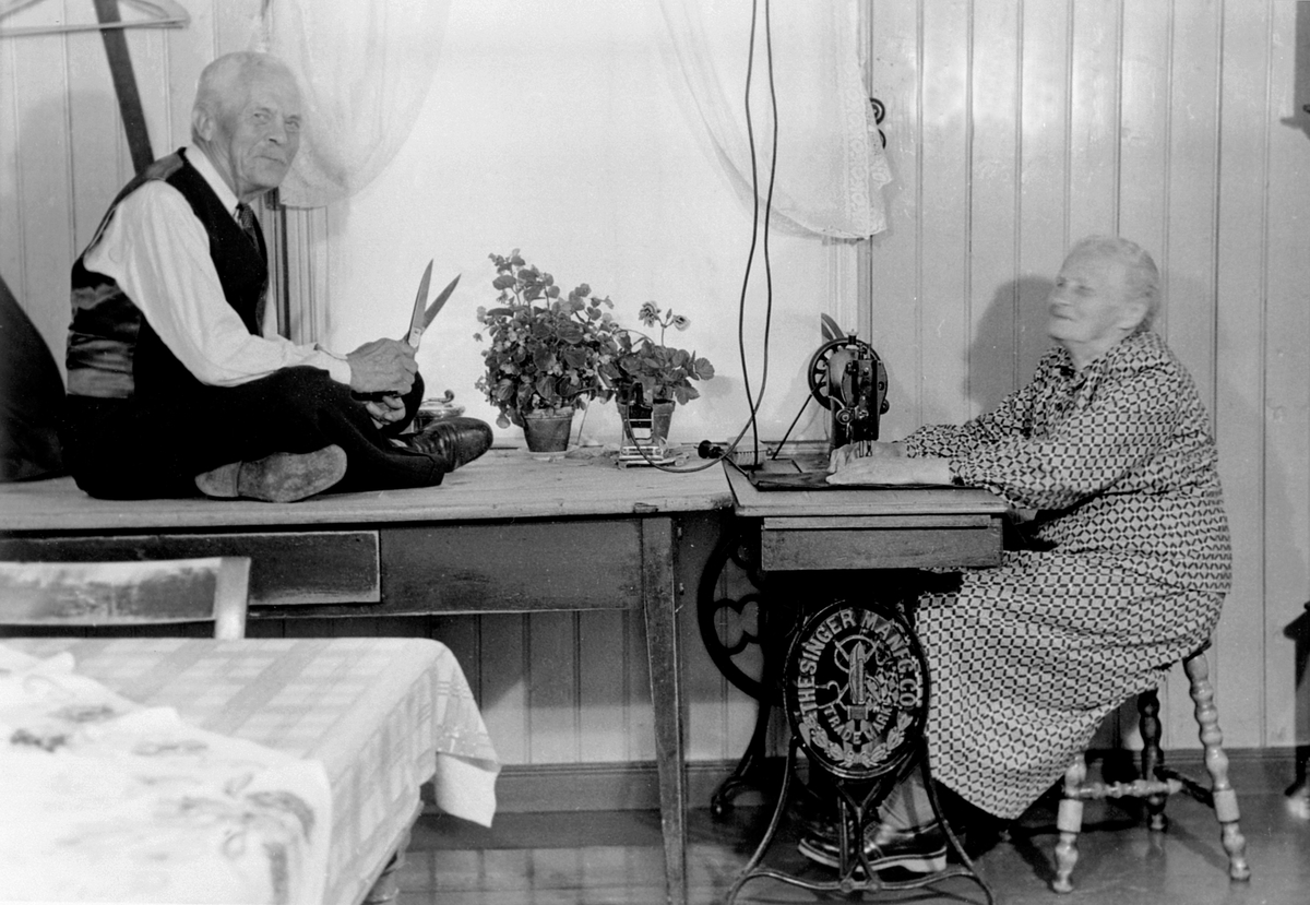 Anno Domkirkeodden, MARTIN OG NIKOLINE LØBERG I SKREDDERSTUA, SKREDDERSTILLING PÅ BORDET, SINGER SYMASKIN