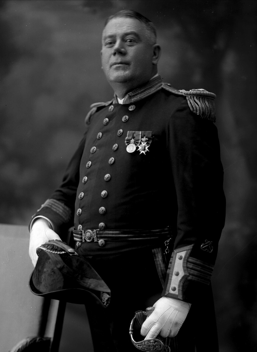 Gustav Borgen, Portrett, kommandør Lund i uniform som kaptein, britisk uniform