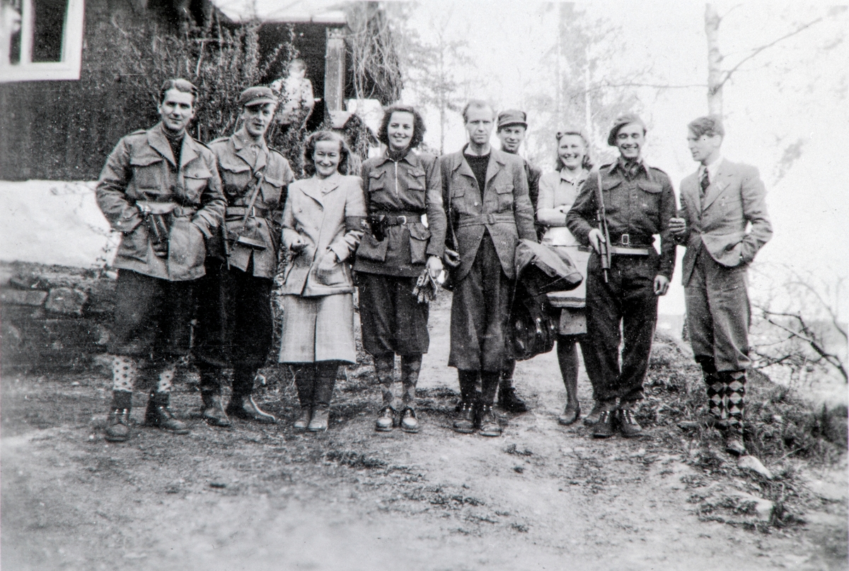 Anno Domkirkeodden, "Bakken" hytte i Furuberget, Hamar. Fredsdagene i 1945. Motstandsfolk, Hjemmefronten, Milorg. Fra venstre Andreas Murstad, Johs. Larsen, Grethe Murstad, områdesjef Eva Jørgensen g. Kløvstad, Kolbjørn Henriksen, Rolf Sukkestad, vertinnene Eva Wiik, Einar Ness og nabo Håkon Høstmælingen. Se boka Hjem…