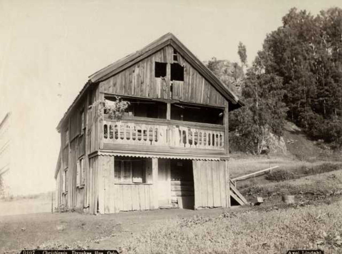 Axel Lindahl, St. Halvards gate 28, Oslo. Dyvekkes hus (flyttet til Ullern). Trehus med svalgang.