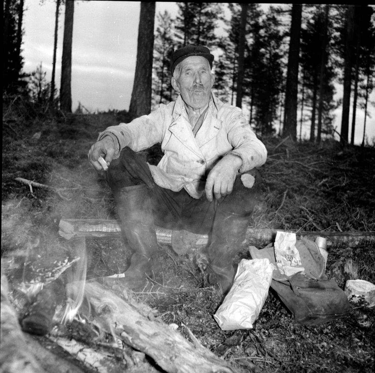 Anno Domkirkeodden, Skogsarbeider, matpause ved nying, bål, Berger Langmoen A/S, Brumunddal.