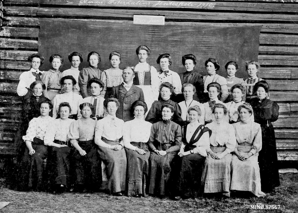 Ukjent, Gruppebilde, kvinner. Nordre Østerdalens jenteskole 1910.