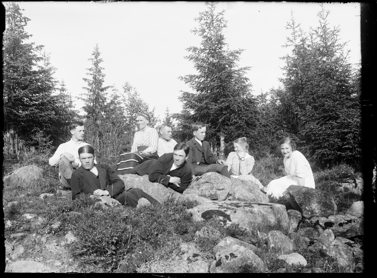 Skötsner-Edhlund, Kvinnor och män sitter ute i naturen, Östhammar, Uppland
