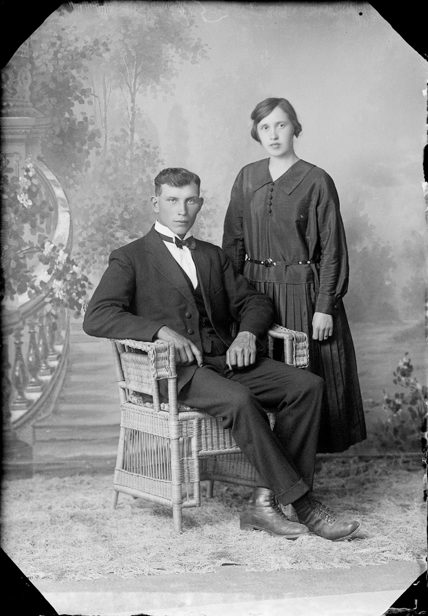 Skötsner-Edhlund, Ateljé Portrait - Gideon Englund and Woman of Valö parish, Uppland 1923