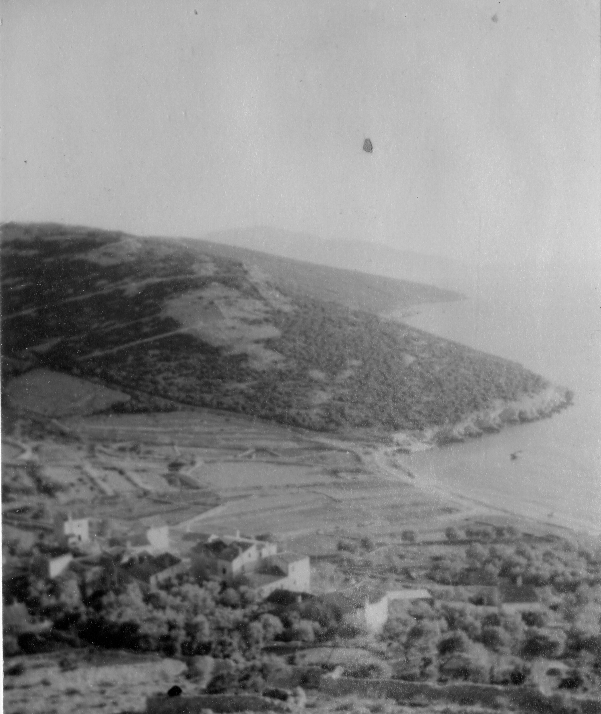 Branko Fučić, Miholašćica (Cres), panorama naselja u otočkom krajoliku
