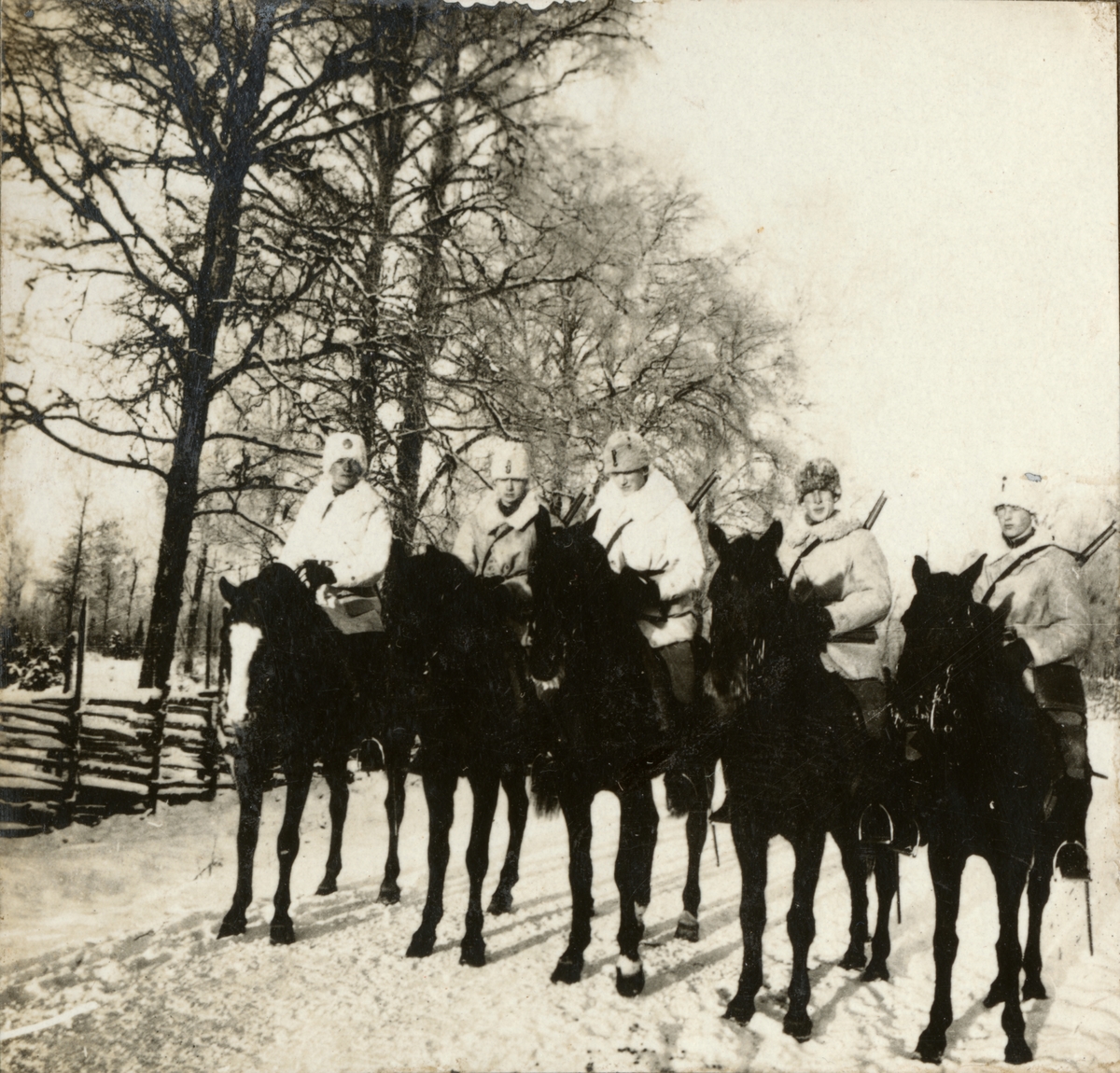 Sigrid Sjöström, Gruppbild med soldater till häst.