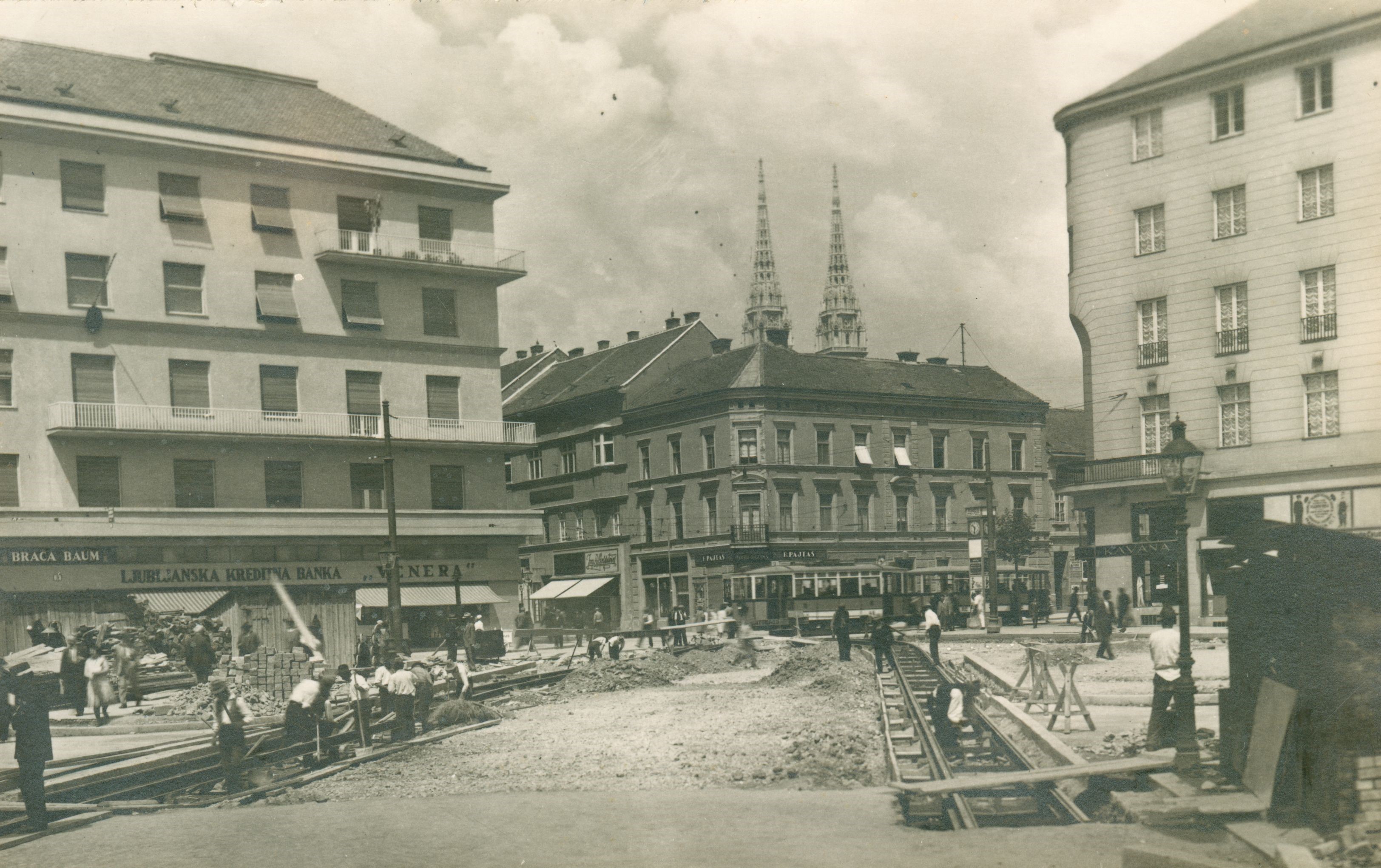 Vladimir Horvat, Zagreb (Draškovićeva - Trg burze) - Postavljanje tramvajske pruge pred burzom
