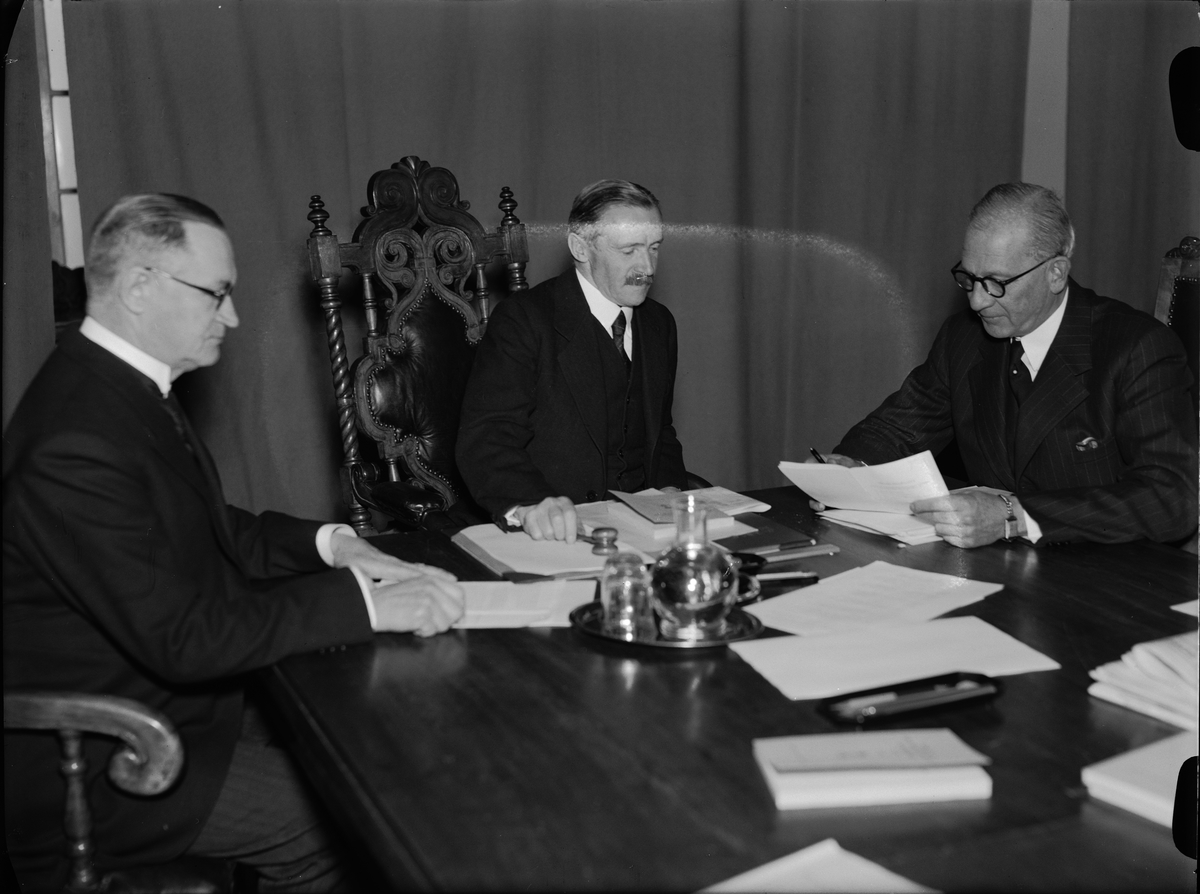 Paul Sandberg, "Hushållningssällskapets vinterting i Upsala" - vice ordförande professor Flodkvist, ordförande landshövding Sigfrid Linnér och sekreterare Nystedt, Uppsala slott, Uppsala december 1942