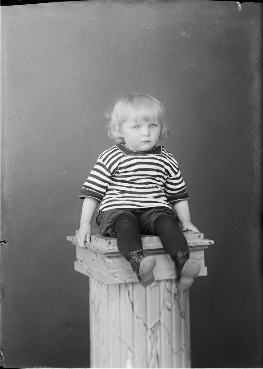 Skötsner-Edhlund, Ateljéporträtt - barn till John Westerlund från Raggarön, Börstil socken, Uppland 1922