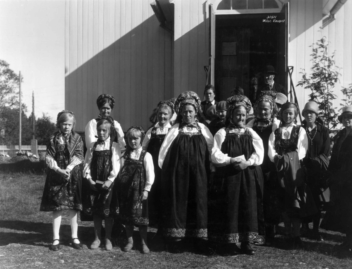 Anders Beer Wilse, Kvinne og barnedrakter, Buskerud