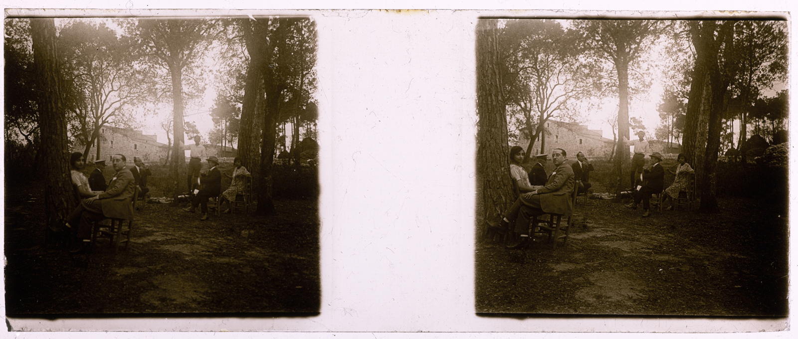 Desconegut, [Grup de gent en un bosc]