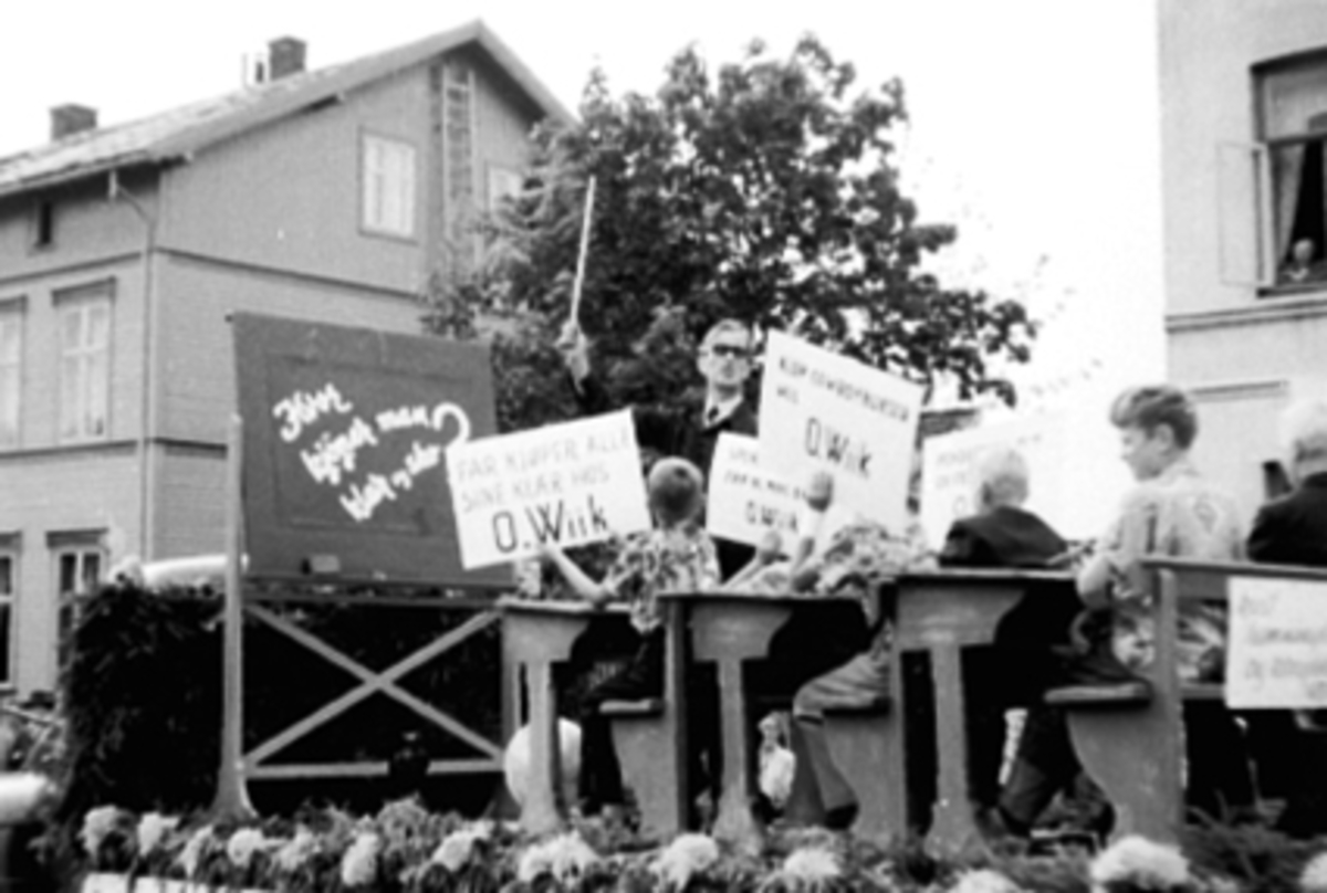 Anno Domkirkeodden, HAMARDAGEN 1954, REKLAME FOR O. WIIK, LÆRER OG SKOLEBARN PÅ LASTEBIL
