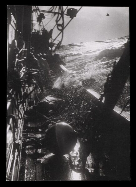 Hardy, Bert, AT SEA WITH THE WAR-TIME TRAWLERMEN
