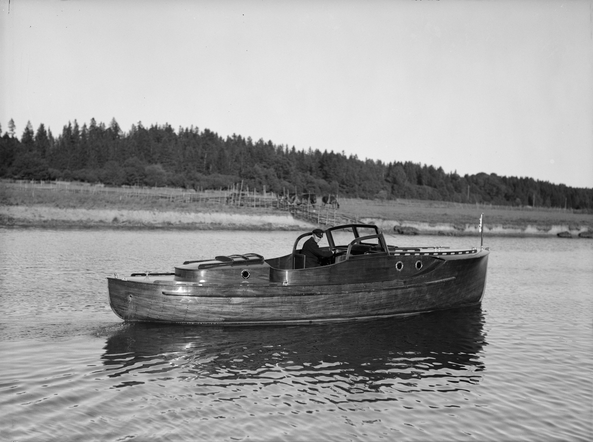 Paul Sandberg, Motorbåt, sannolikt på Ekoln, Uppland, 1934