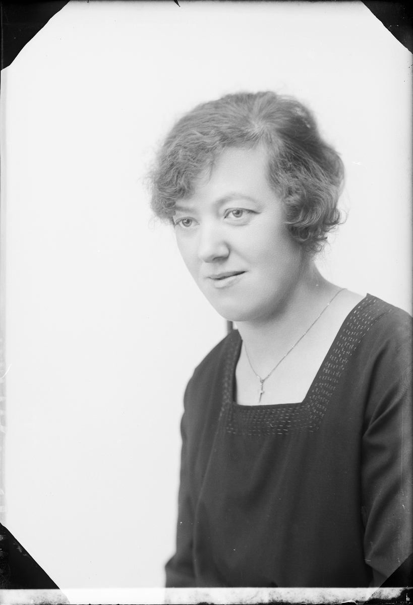 Skötsner-Edhlund, Ateljéporträtt - Judit Eriksson från Östhammar, Uppland 1921