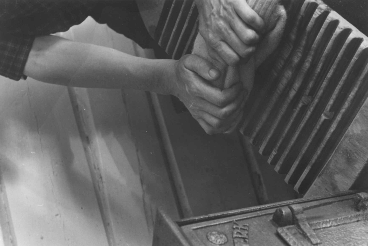 Anna Grostøl, Toving på tovebrett. Åseral, Vest-Agder 1943.