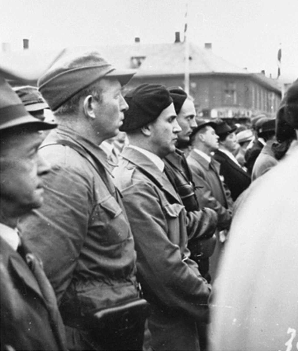 Anno Domkirkeodden, 17 MAI, FOLKEMASSEN UNDER TALEN PÅ STORTORGET, MENN FRA MILORG, HJEMMEFRONTEN, NR. 3 FRA VENSTRE ANDREAS PLATOU MURSTAD, NR. 4 TOR KLØVSTAD SE HHB 10079