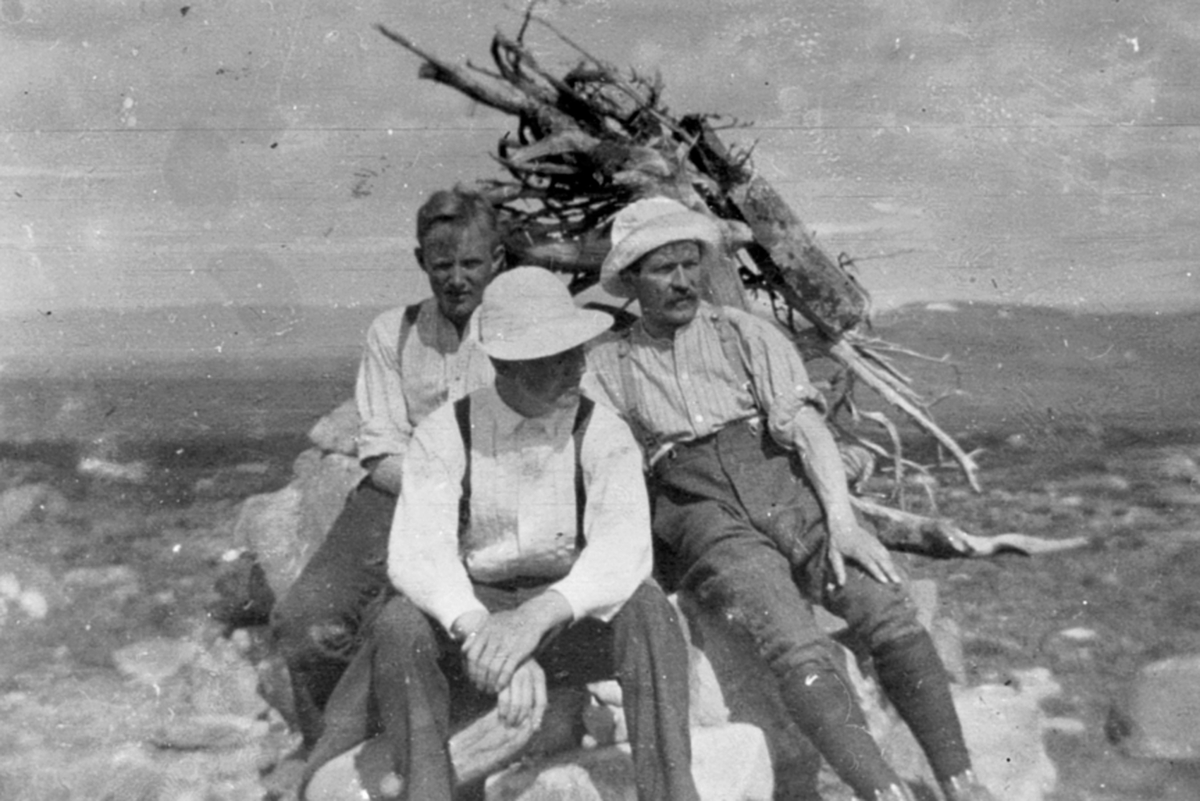 Anno Domkirkeodden, Tre karer ved varde på Natrudstilen i Ringsakerfjellet. Fra venstre er Olav Løken, Lefring, professor Watzinger.