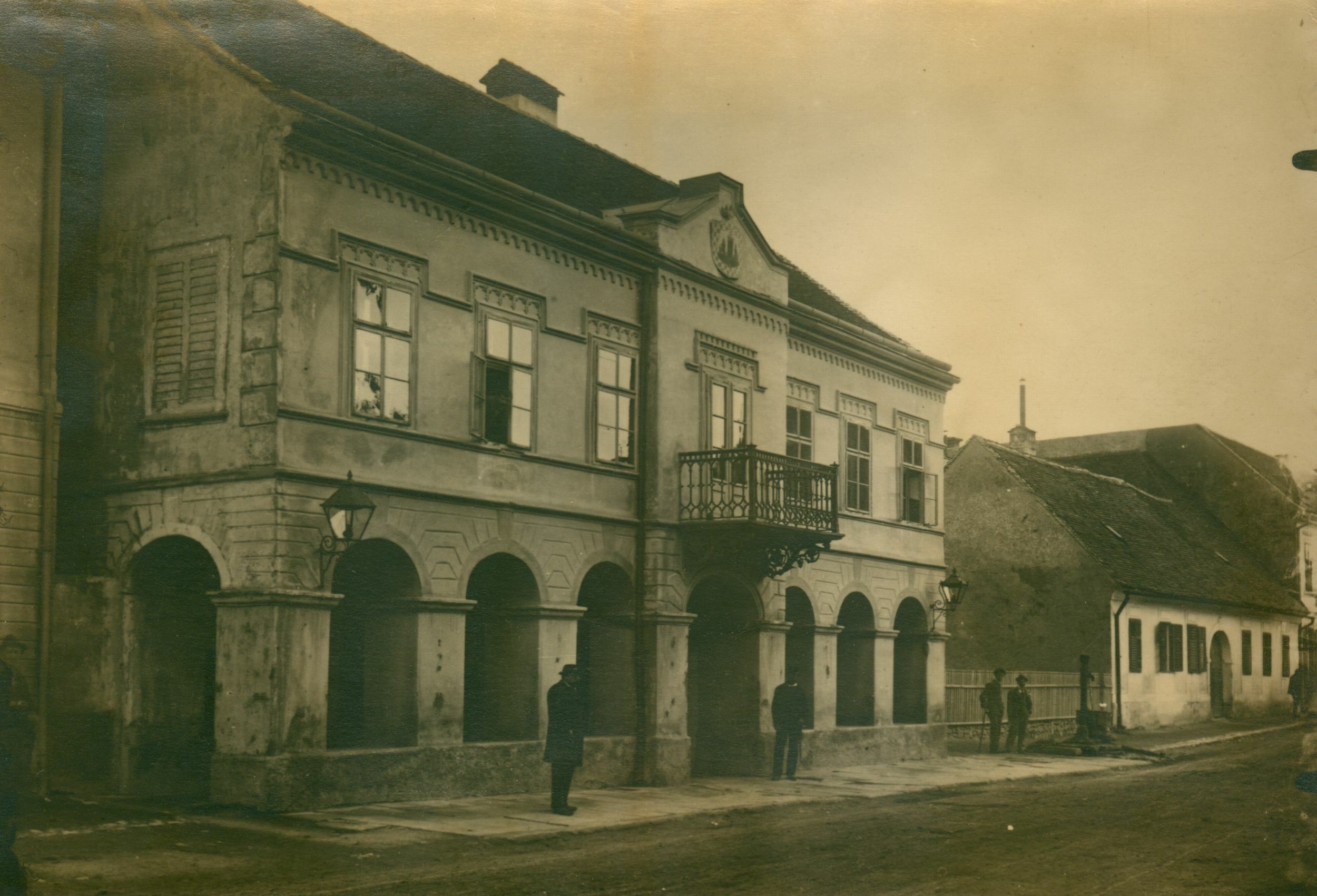 Josip Brunšmid, Krapina - kuća – magistrat; pročelje restaurirano u historijskom stilu