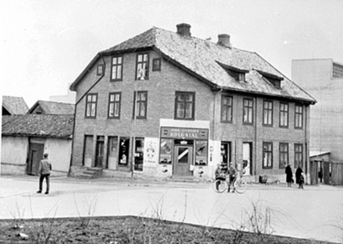 Anno Domkirkeodden, EKSTERIØR ARNE SYVERSENS KOLONIAL, STORHAMARGATA 24, FOLK
