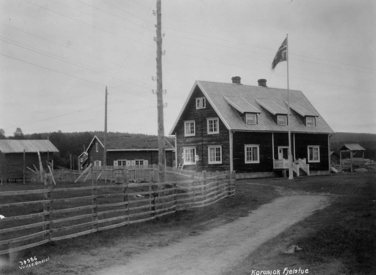 Anders Beer Wilse, Karasjok fjellstue med bygninger, 1933.