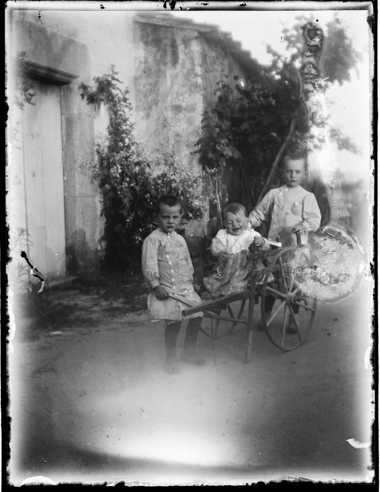 Desconegut, [Children by car]
