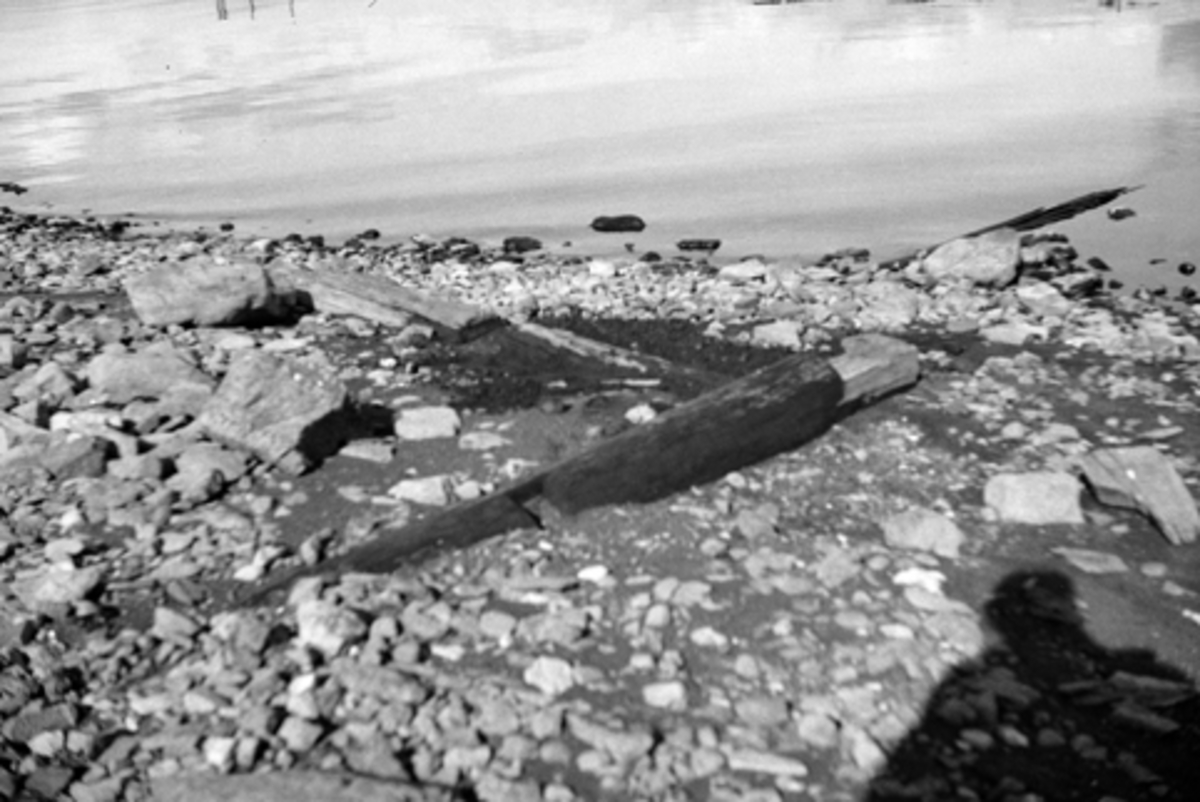 Toralv Bleken-Nilssen, ROSENLUNDVIKA, Domkirkeodden. HDH. 103. BRYGGE. FUNDAMENT. Middelalderbrygga.