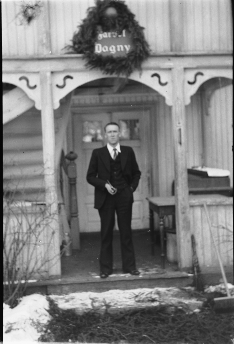 Håkon Prestkværn, Løkkekværn Gård, Moelv. Pyntet med granbar, Dagny Prestkværns begravelse, ukjent.