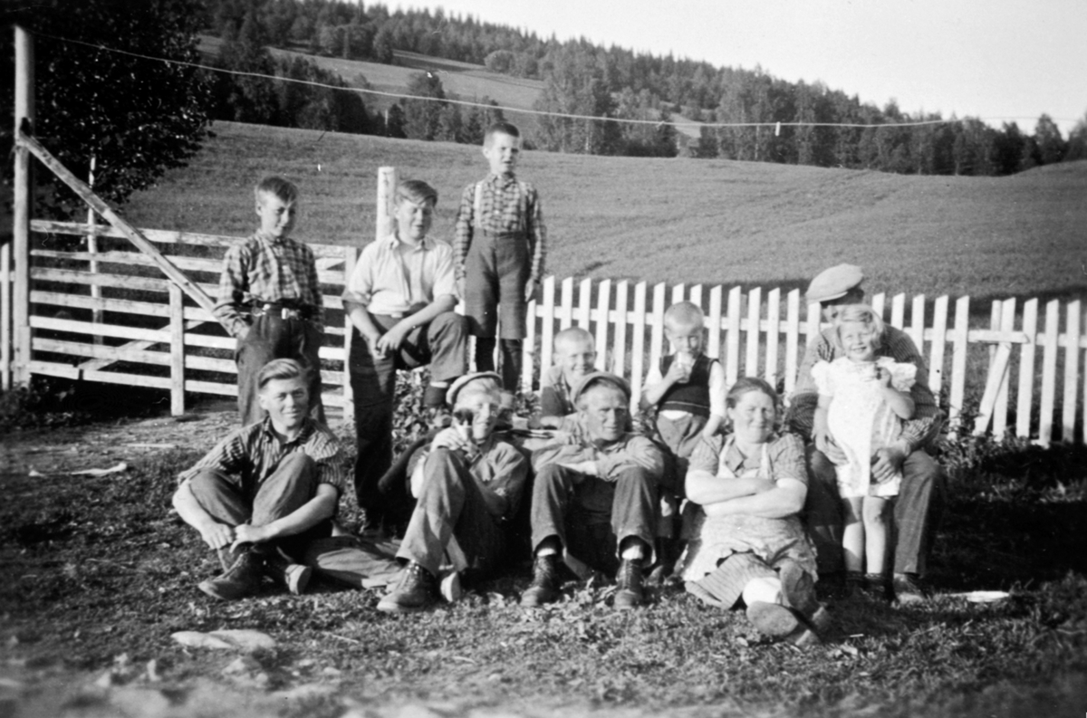 Anno Domkirkeodden, Familien Ulven med nabobarn på Bårdseth nedre, Næroset, Ringsaker.