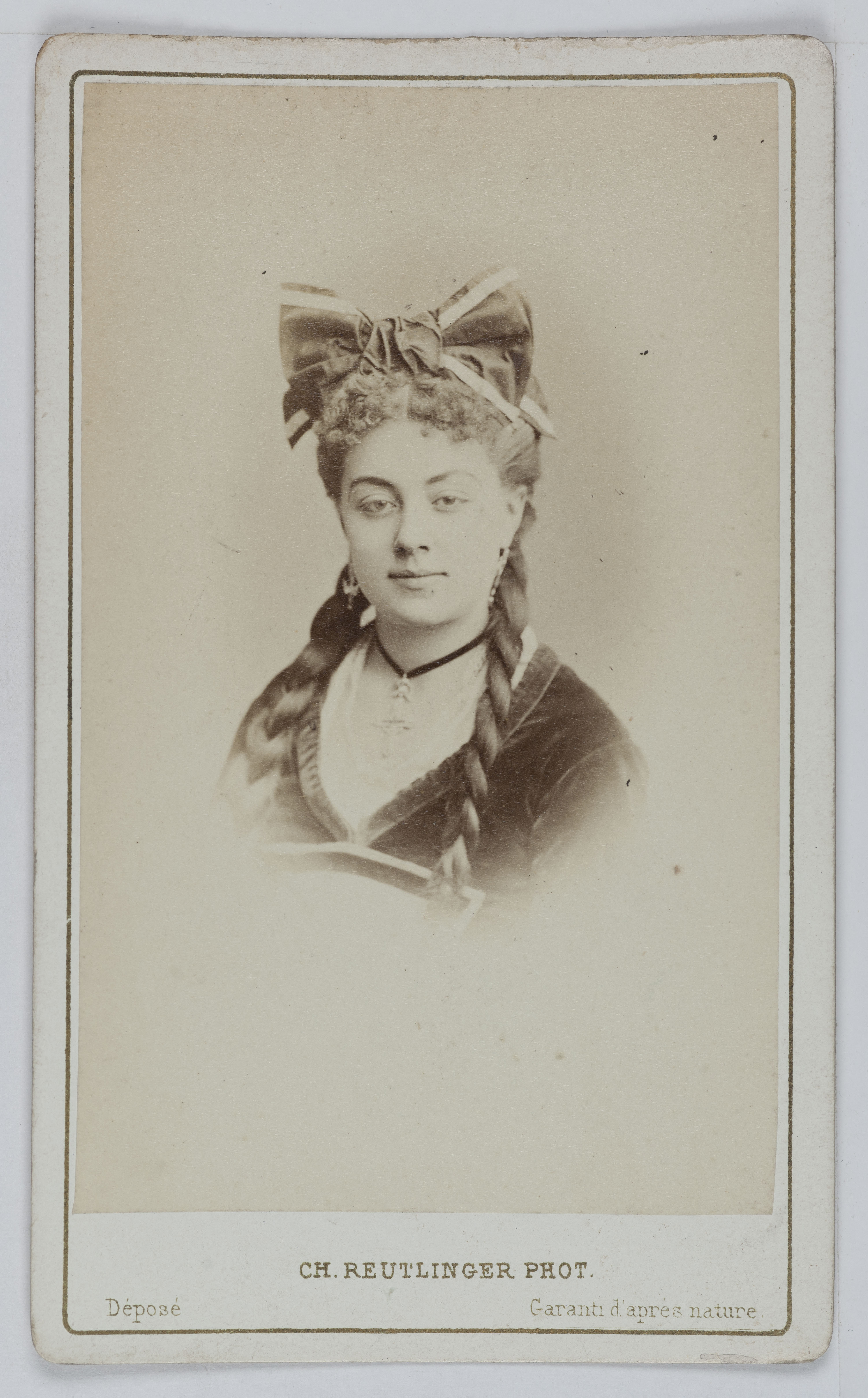 Charles Reutlinger, Portrait de Raymonde, actrice au Théâtre des Bouffes Parisiens en 1868 et au Théâtre du Palais Royal en 1880.