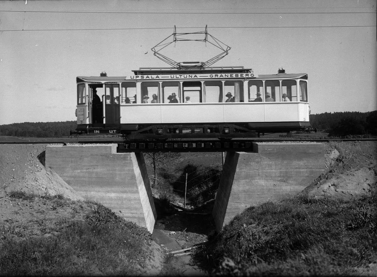 Paul Sandberg, Spårvagn nr 31 på en järnvägsbro mellan Ultuna och Sunnersta, Uppsala augusti 1928