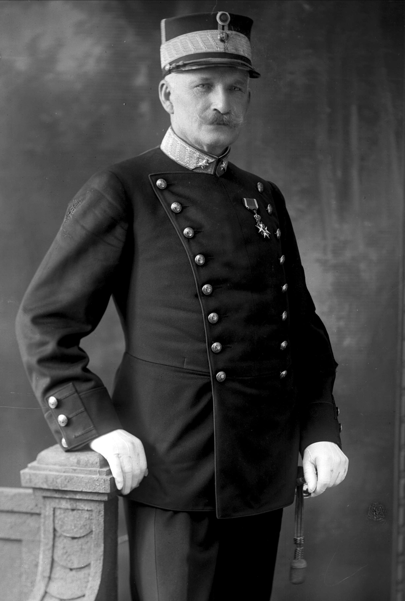 Gustav Borgen, Portrett, generalmajor Johan Lauritz Bull i uniform.