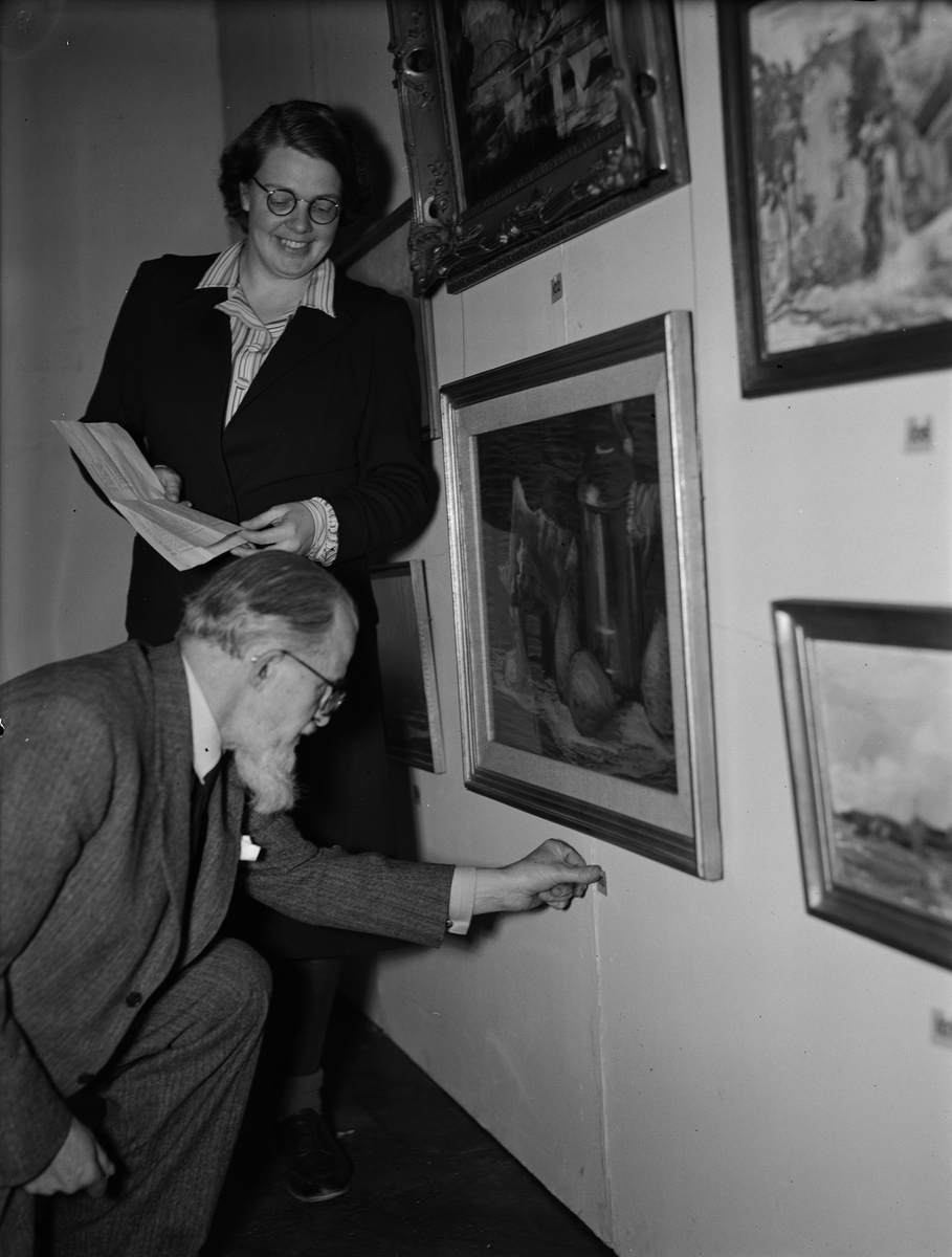 Paul Sandberg, Marita Lindgren-Fridell och John Österlund i Upplands Konstförenings utställning på Östgöta studentnation, Trädgårdsgatan 15, Uppsala 1944