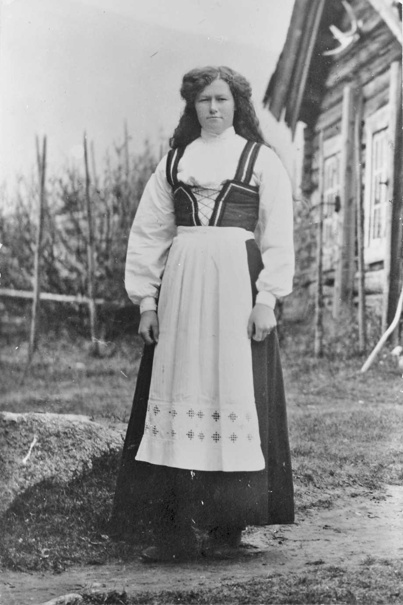 Rachel Haarseth, Kvinne, bunad, bygning.