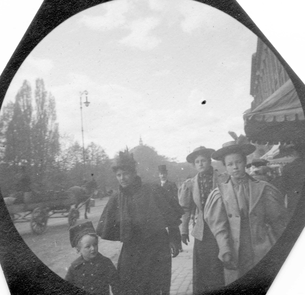Fredrik Carl Mülertz Størmer, Mennesker på Karl Johans gate, Oslo. Tre kvinner med et barn fremst i bildet. Frk Halvorsen til høyre, kusine til daværende statsminister Halvorsen.