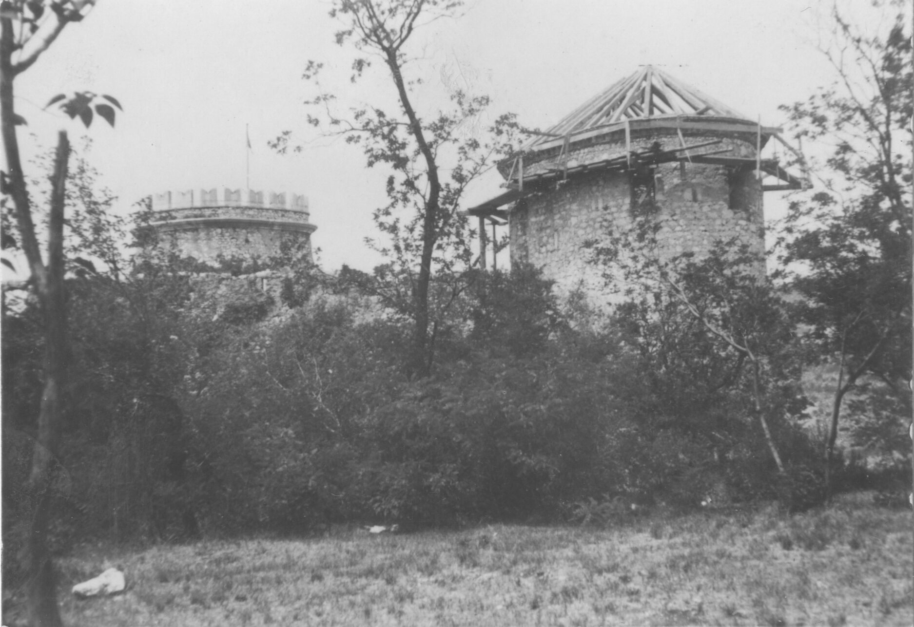 Branko Fučić, Trsat (Rijeka), Gradina, pogled izvana na eliptičnu (istočnu) kulu u vrijeme popravka krovišta, postavljanje krovnih greda