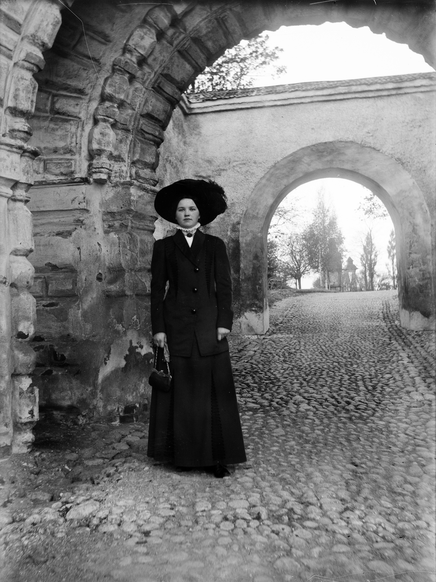 Josef Ärnström, Kvinna vid Kung Jans port vid Uppsala slott, Uppsala