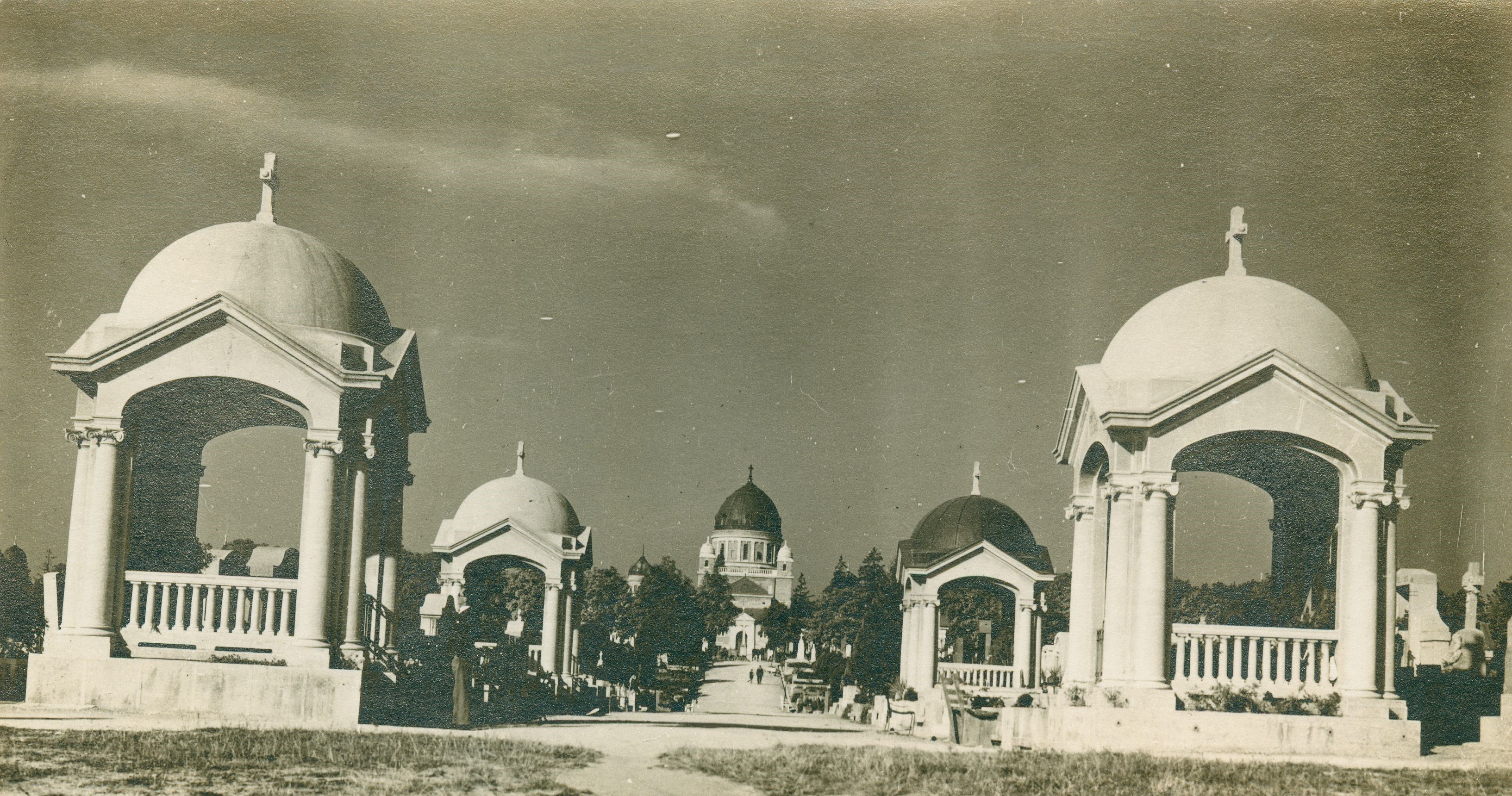 Vladimir Horvat, Zagreb (Mirogoj) - Pogled na glavnu aleju, prema kapeli
