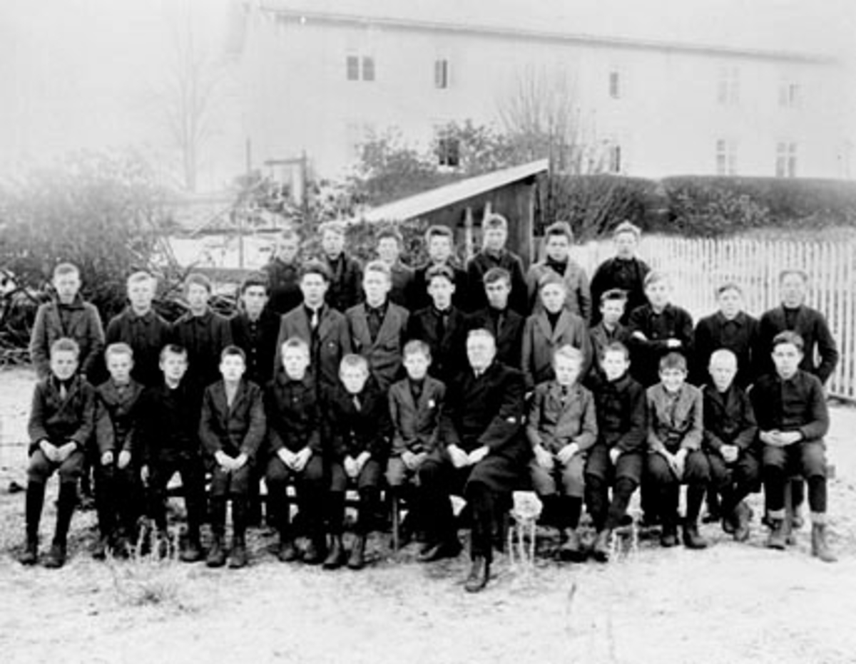Anno Domkirkeodden, GRUPPE: KONFIRMANTER, OTTESTAD KIRKE, PREST KJÆR, OTTESTAD PRESTEGÅRD I BAKGRUNNEN