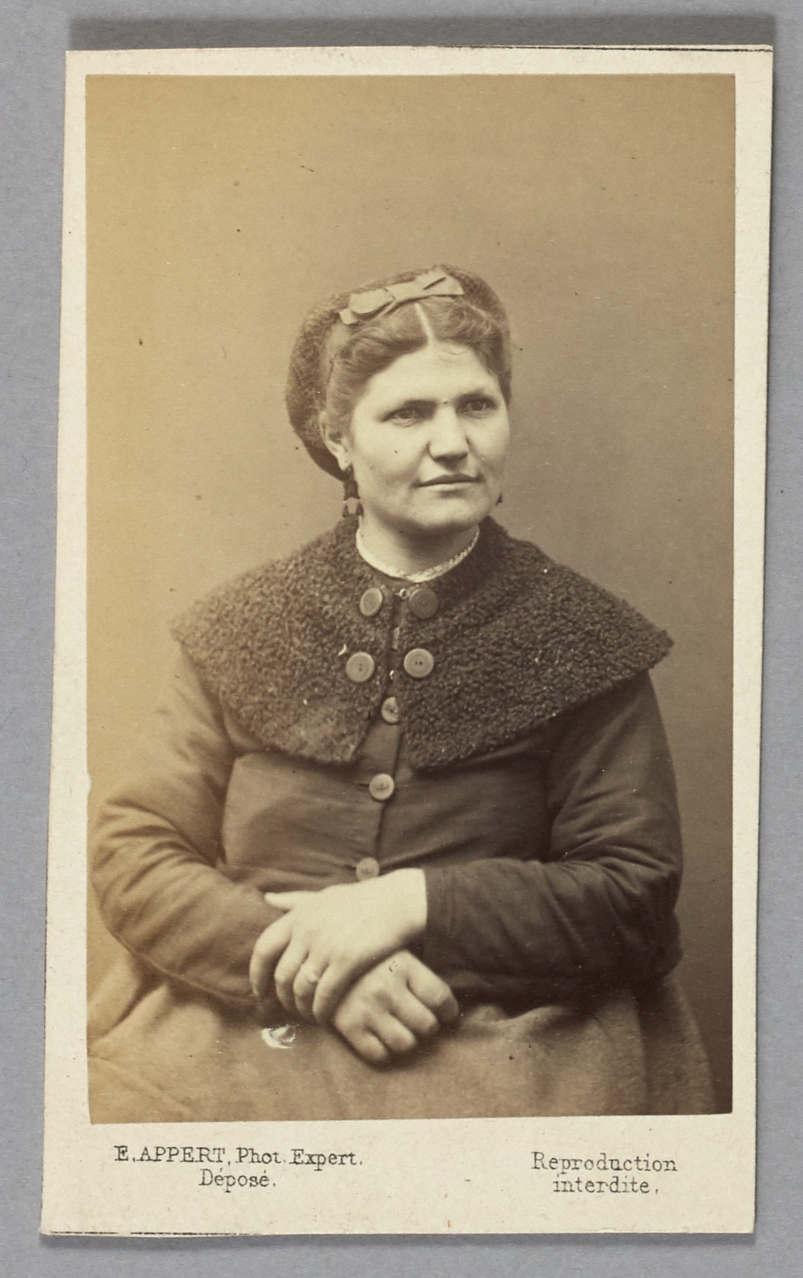 Ernest Charles Appert, Portrait de Cherelle, Rosalie Victorine, pris à la prison des Chantiers à Versailles. Commune de Paris, 1871.