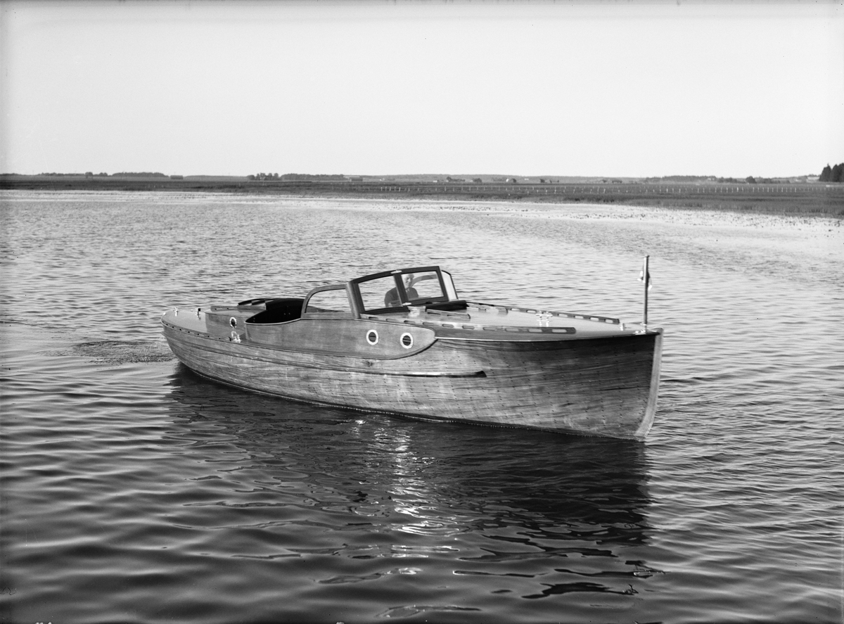 Paul Sandberg, Motorbåt, sannolikt på Ekoln, Uppland, 1934