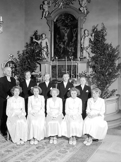 Samuel Lindskog, Nine Confirmers, five girls, four boys and parish priest Erhard Morén. Interior of Vintrosa Church.