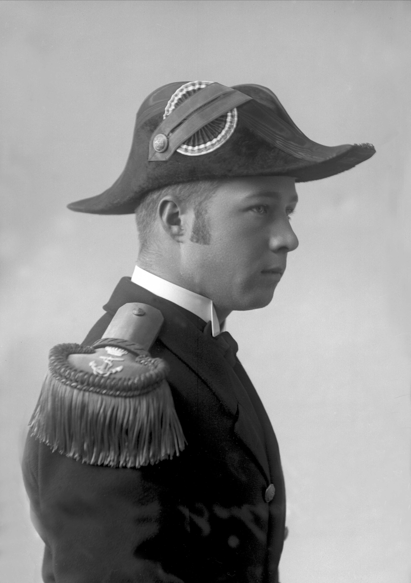 Gustav Borgen, Portrett, mann i kadettuniform fra sjøkrigsskolen