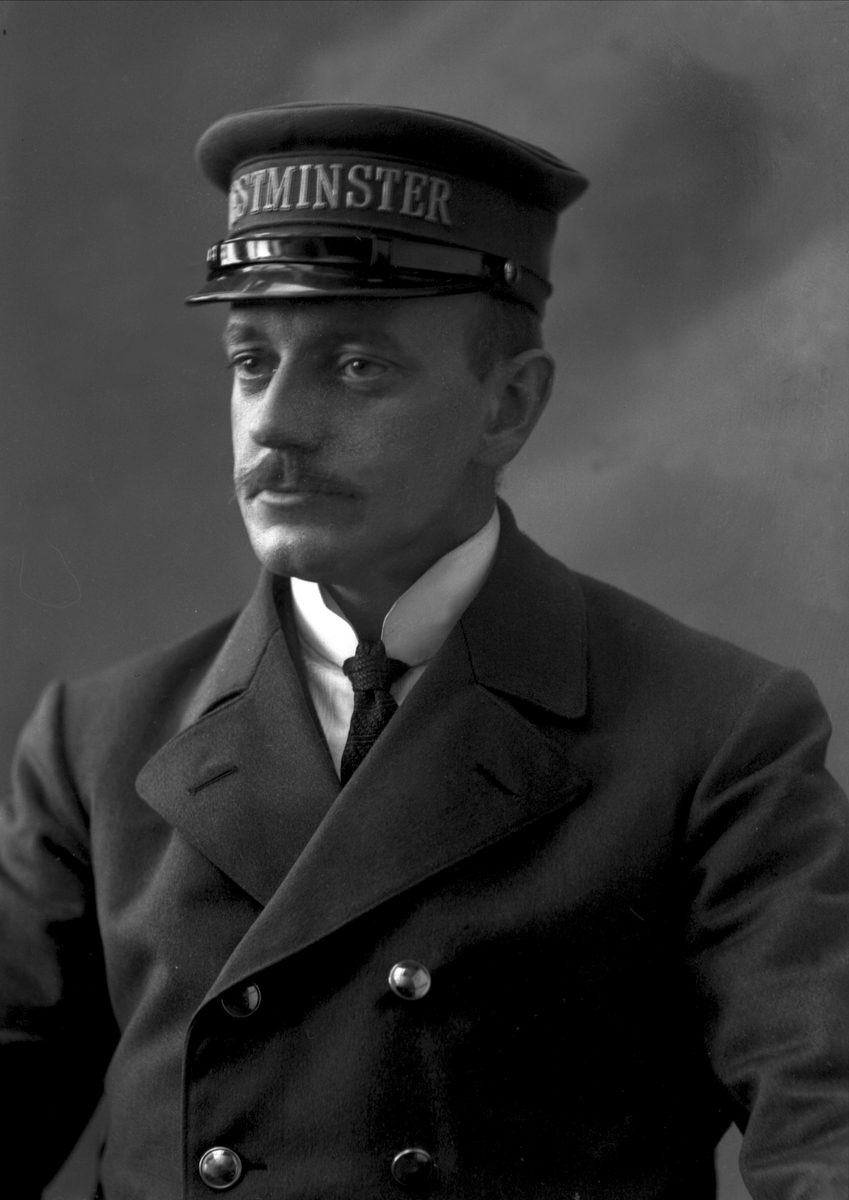 Gustav Borgen, Portrett, mann i uniform. Westminsters Hotels portier, 1915.