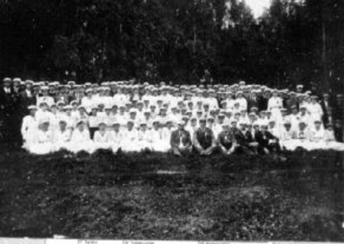 Anno Domkirkeodden, Hedmark Sangerlag sitt stevne i Husebyrparken, Brumunddal i 1929. Mange sangkor er oppstillt. Kor somer med i bildet er Furnes, Nes Sangforening, Vang Sangforening, Ottestad Blandet kor, Hemma koret med medlemmer fra Veldre, Furnes og Brumunddal. I forgrunnen er dirigent Lauritz Aschenberg, Erik Bø…