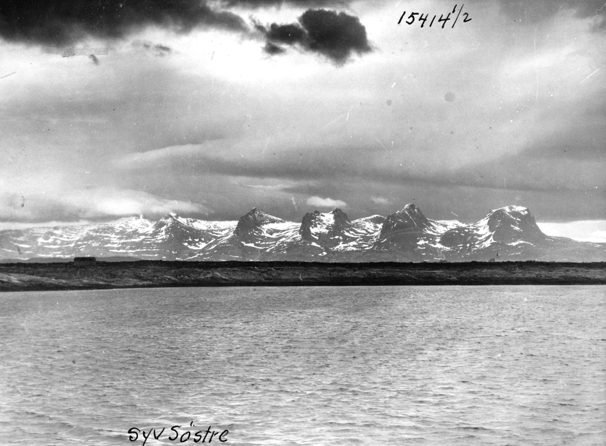 Anders Beer Wilse, Topografi. Fjellformasjonen De syv søstre, Alstadhaug i Nordland. Fotografert 1913.