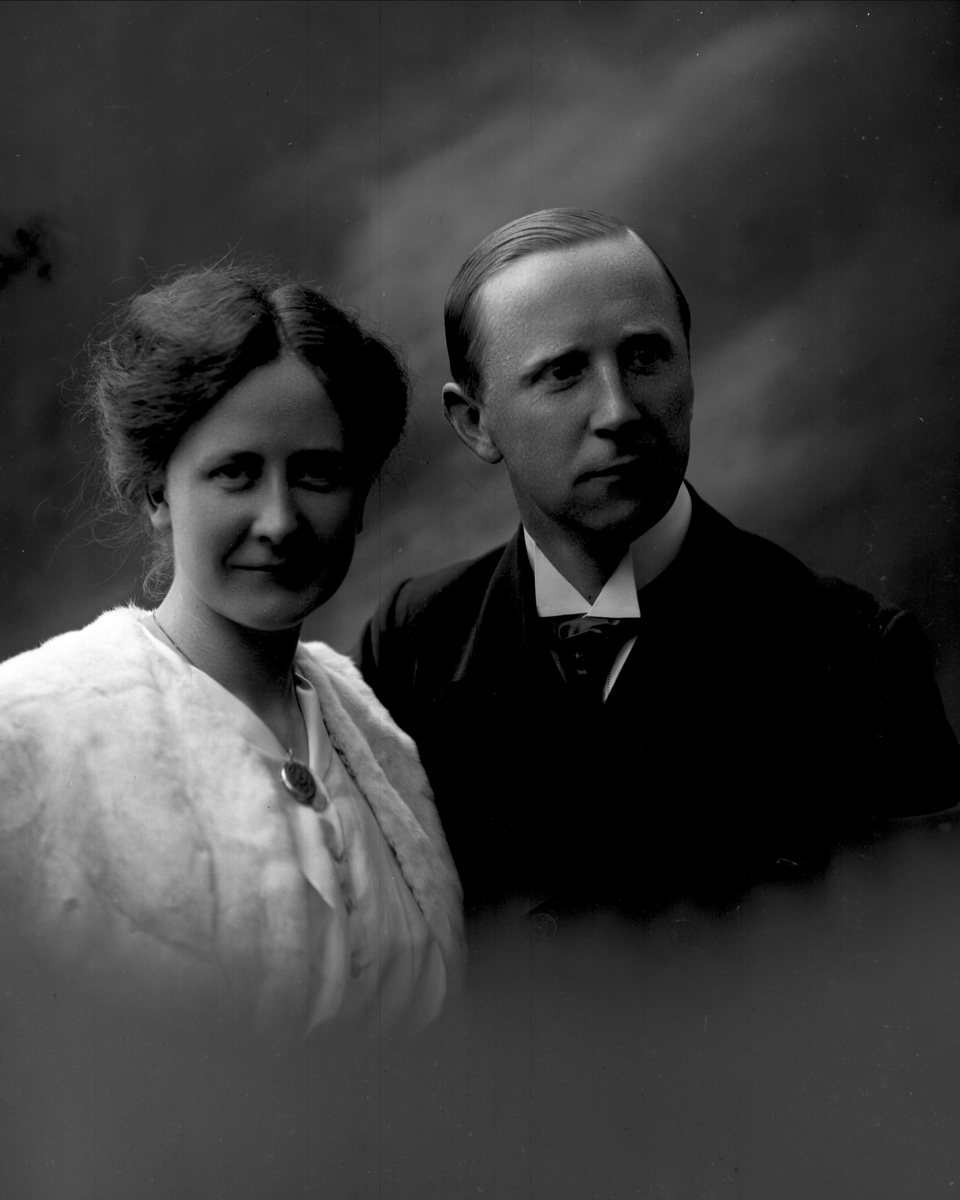 Gustav Borgen, Bildet viser Hans og Harriet Aaraas. Hans Aaraas kom fra Aaraas gård ved Gvarv i Sauherad, men flyttet til Skien og ble etterhvert disponent i firmaet Blakstad Holta. Harriet er født Tandberg og vokste opp i Frognerveien 22 i Oslo. Hun var utdannet husstelllærerinne og svømmeinstruktør.